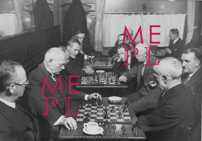 : Chess players in Cafe Stephanie in Munich, 1931 : Chess players in Cafe Stephanie in Munich, 1931