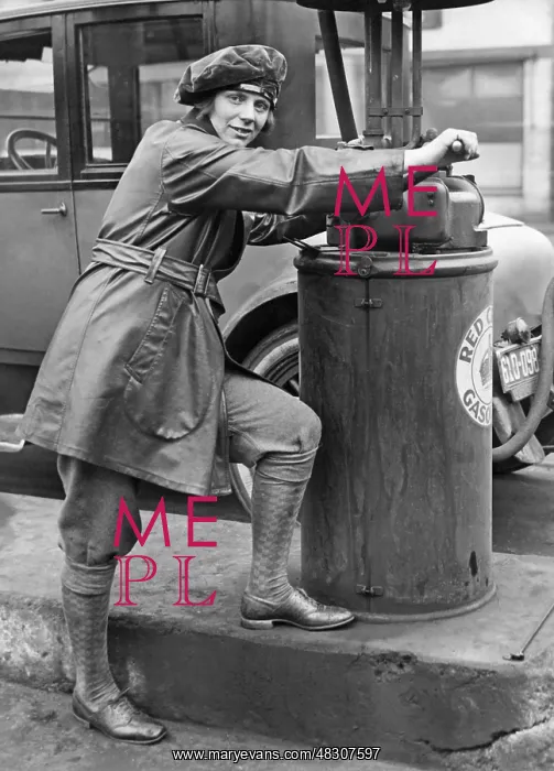 : Chicago gas station operator, 1927 : Chicago gas station operator, 1927