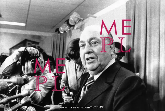  : Chicago mayor Richard Daley at a press conference ?