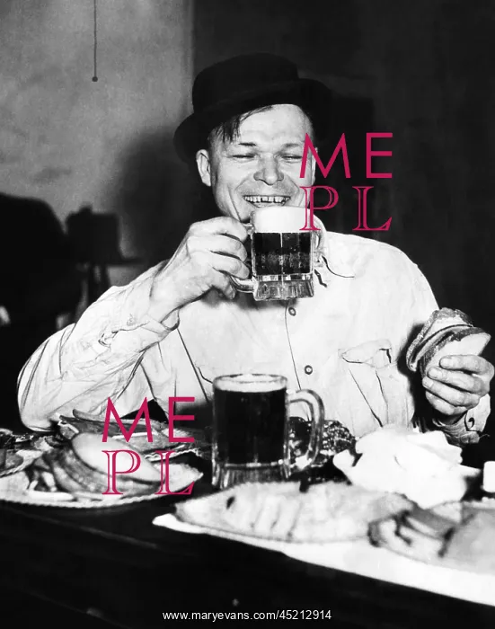 : Chicago worker enjoys a saloon lunch that ? : Chicago worker enjoys a saloon lunch that ?