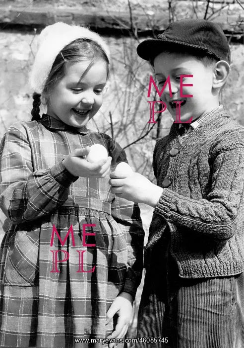 : Chidren tapping eggs at Easter. About 1960. Photograph : Chidren tapping eggs at Easter. About 1960. Photograph
