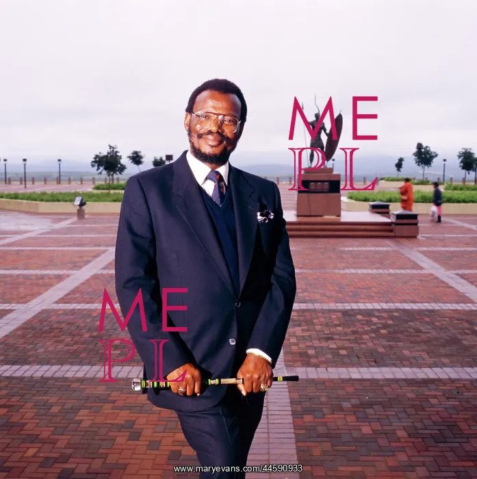 : Chief Mangosuthu Buthelezi in front of the statue : Chief Mangosuthu Buthelezi in front of the statue