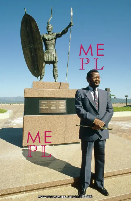 : Chief Mangosuthu Buthelezi in front of the statue : Chief Mangosuthu Buthelezi in front of the statue
