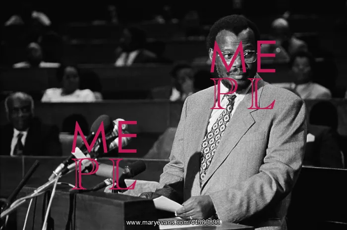 : Chief Mangosuthu Gatsha Buthelezi making a speech : Chief Mangosuthu Gatsha Buthelezi making a speech