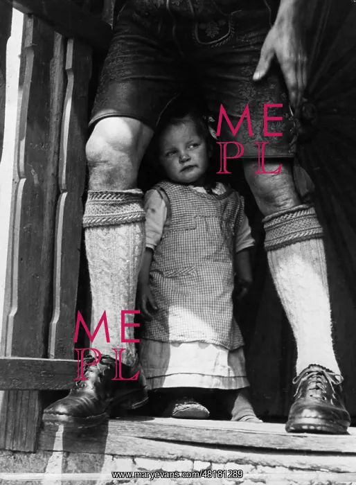  : Child between the legs of her father, 1934