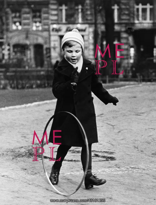 : Child playing in Berlin, 1939 : Child playing in Berlin, 1939
