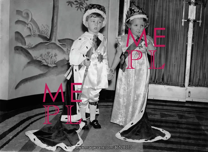 : Children. The children Caroline Holland and Francis Bleck as queen and king : Children. The children Caroline Holland and Francis Bleck as queen and king