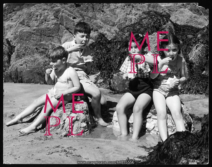 : CHILDREN ON THE BEACH : CHILDREN ON THE BEACH