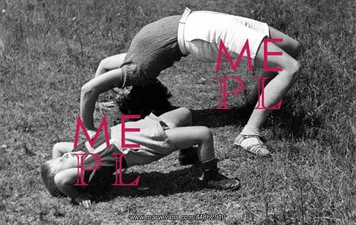  : CHILDREN BEING CRABS