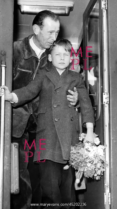 : Children back from Czechoslovakia : Children back from Czechoslovakia