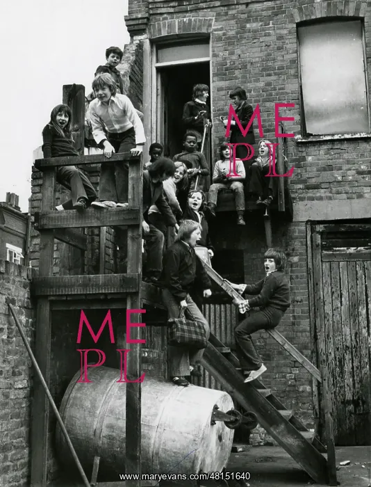  : CHILDREN / DERELICT HOUSE