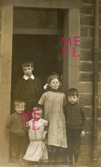  : Five children on a doorstep