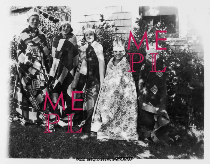 : CHILDREN DRESSING UP / C20 : CHILDREN DRESSING UP / C20