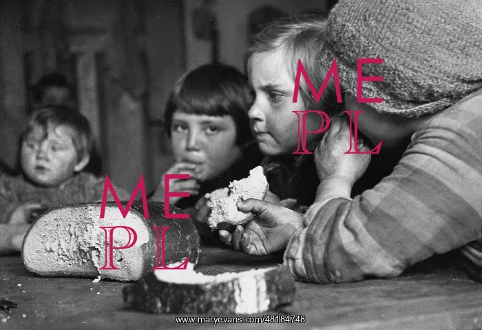 : Children eat bread, 1934 : Children eat bread, 1934
