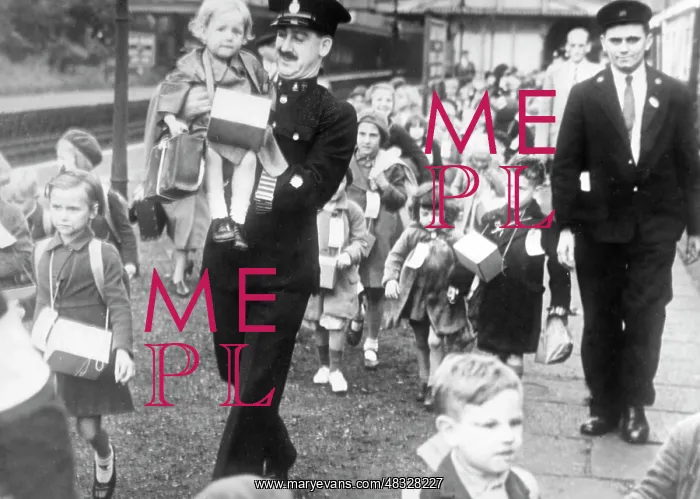 : Children are evacuated from London, 1939 : Children are evacuated from London, 1939