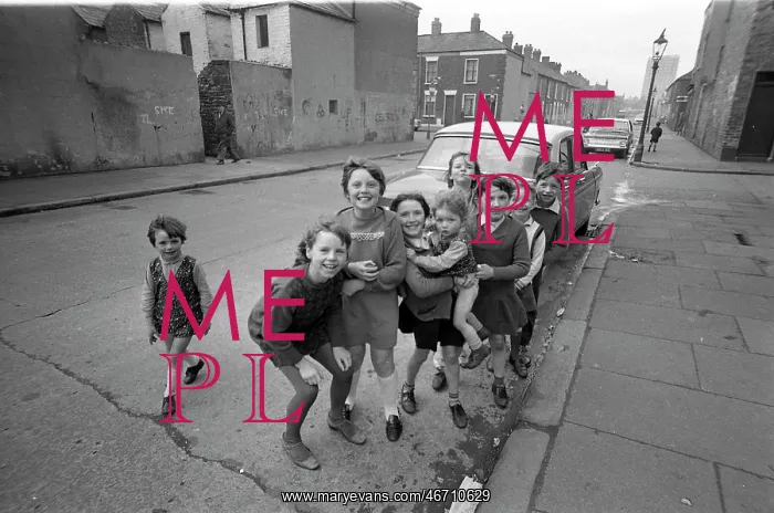 : Children in Falls Road area, Belfast, Northern Ireland : Children in Falls Road area, Belfast, Northern Ireland
