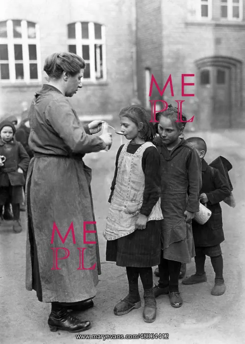 : Children are fed with cod liver oil, 1919 : Children are fed with cod liver oil, 1919