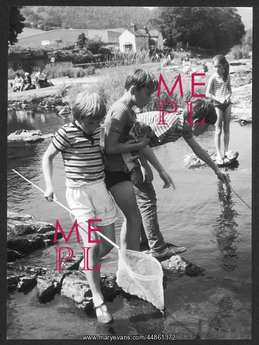 : CHILDREN FISH IN STREAM : CHILDREN FISH IN STREAM