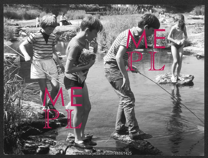 : CHILDREN FISH IN STREAM : CHILDREN FISH IN STREAM