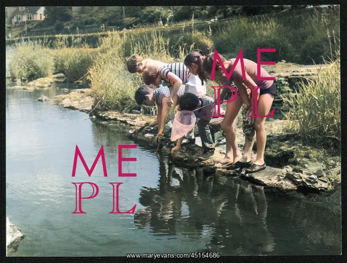 : CHILDREN FISH IN STREAM : CHILDREN FISH IN STREAM