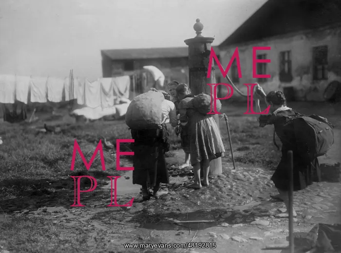 : Children on a foraging trip, 1919 : Children on a foraging trip, 1919