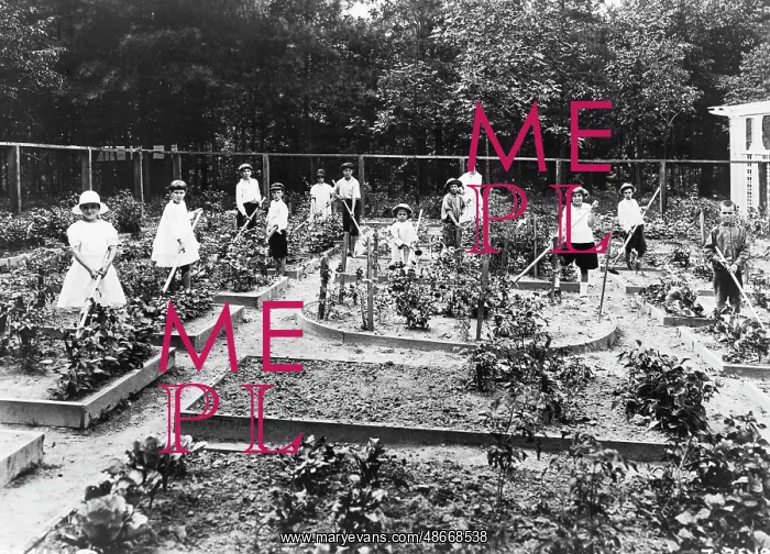 : Children gardening, 1918 : Children gardening, 1918