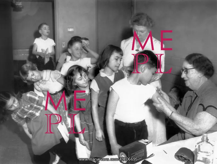 : Children inoculated against diphtheria. ? : Children inoculated against diphtheria. ?