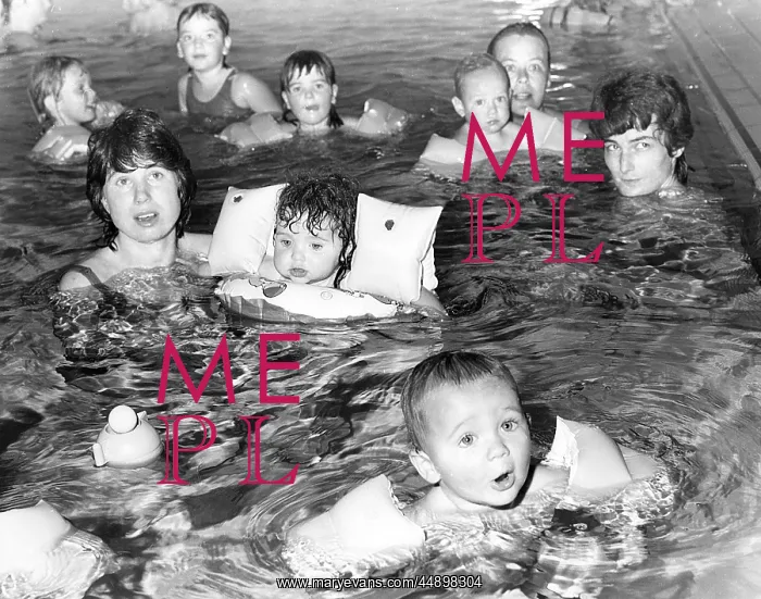 : Children learning to swim at the Tadpole Club : Children learning to swim at the Tadpole Club