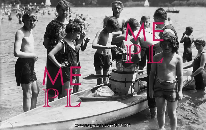 : Children in the lido Tegel, 1927 : Children in the lido Tegel, 1927