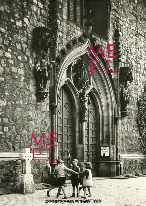 : Children in front of the Marienkirche in Berlin-Mitte, 1933 : Children in front of the Marienkirche in Berlin-Mitte, 1933