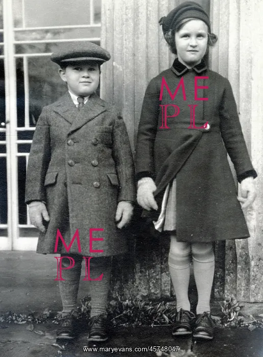 : Two children, Oddington House, Gloucestershire : Two children, Oddington House, Gloucestershire