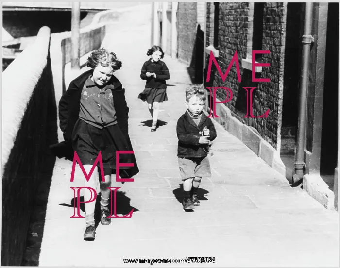 : THREE CHILDREN / PAVEMENT : THREE CHILDREN / PAVEMENT