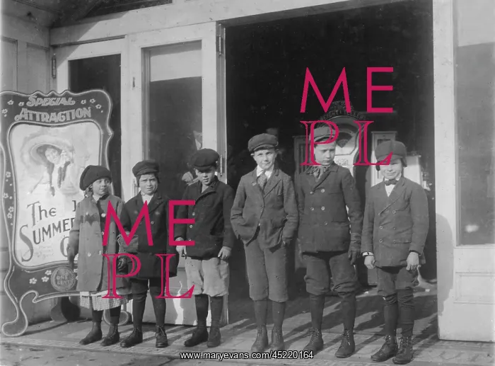 : Children at a penny arcade, original caption: ? : Children at a penny arcade, original caption: ?