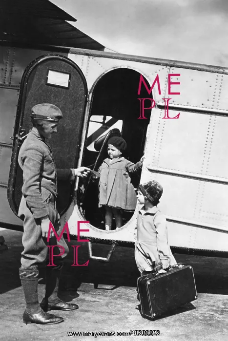 : Two children next to a plane of the Lufthansa, 1928 : Two children next to a plane of the Lufthansa, 1928