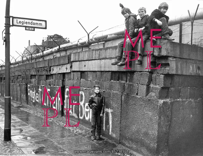 : Children play on the Berlin Wall : Children play on the Berlin Wall