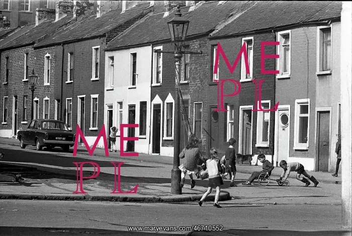: Children playing in Milton Street, Belfast, Northern Ireland : Children playing in Milton Street, Belfast, Northern Ireland