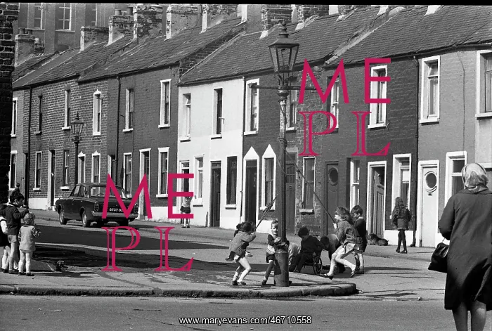 : Children playing in Milton Street, Belfast, Northern Ireland : Children playing in Milton Street, Belfast, Northern Ireland