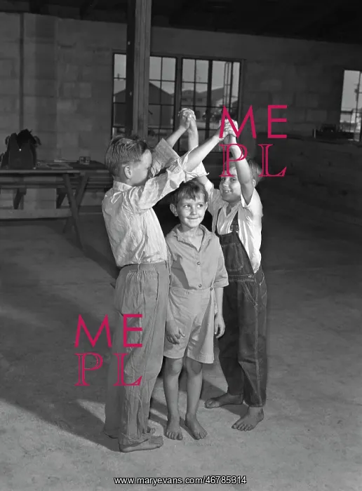 : Children - playing - recreation - migratory labor camps : Children - playing - recreation - migratory labor camps