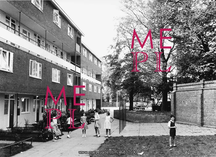 : Children playing in Roehampton, London : Children playing in Roehampton, London