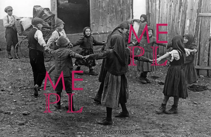 : Children playing in the Spis, 1930 : Children playing in the Spis, 1930