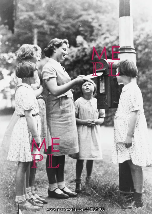 : CHILDREN POST A LETTER : CHILDREN POST A LETTER