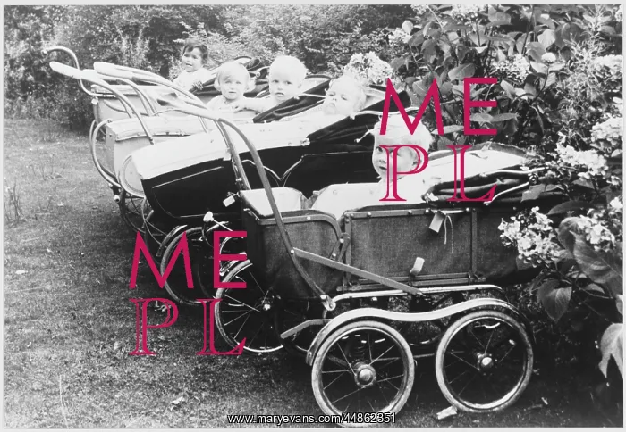  : CHILDREN / PRAMS 1930S