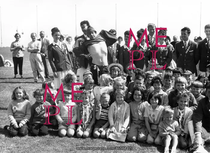 : Children and Redcoats at Butlin's holiday camp : Children and Redcoats at Butlin's holiday camp