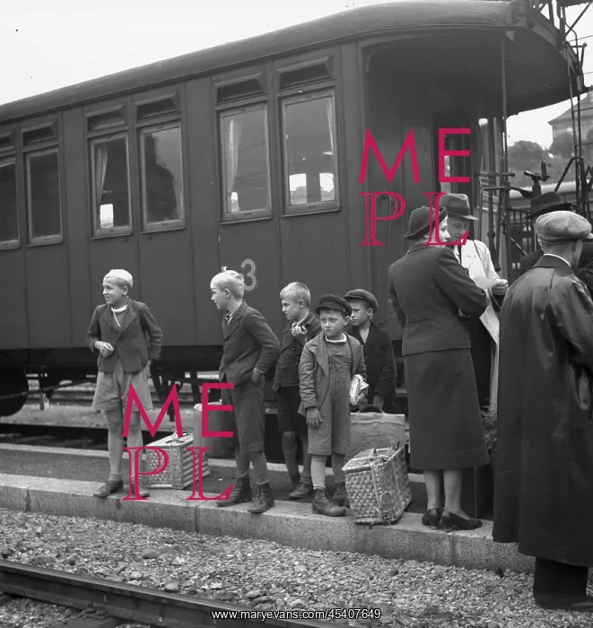  : Children return from summer camps, 1938