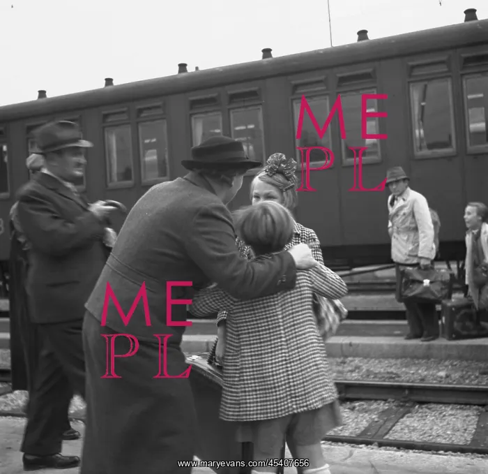  : Children return from summer camps, 1938
