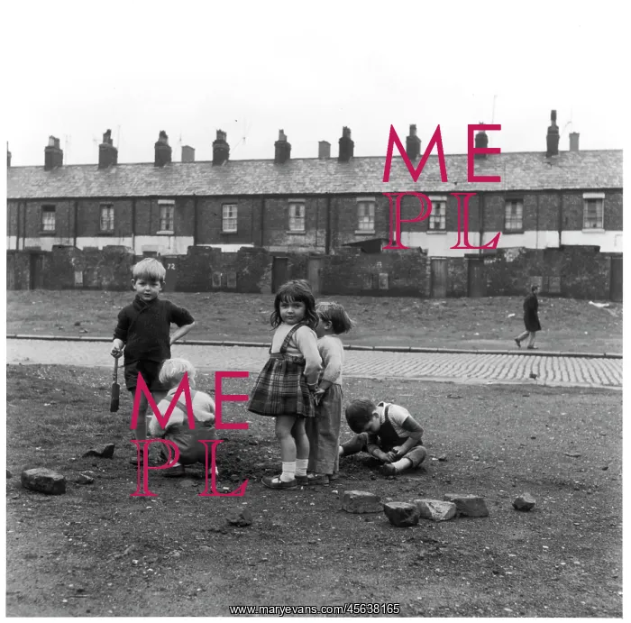 : CHILDREN / RUBBLE 1960S : CHILDREN / RUBBLE 1960S