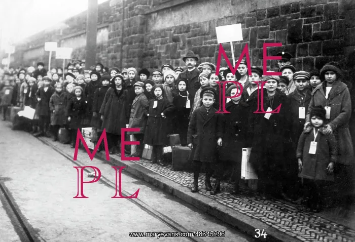 : Children of the Ruhr on the run at the railway : Children of the Ruhr on the run at the railway