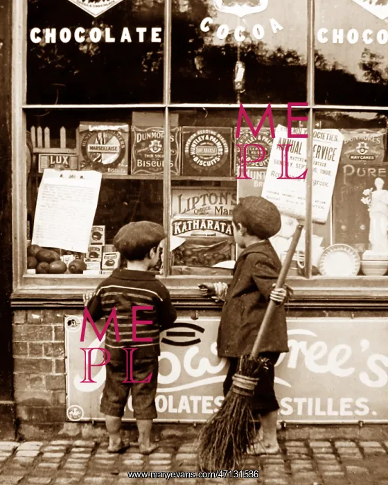  : Children and sweetshop in 1908