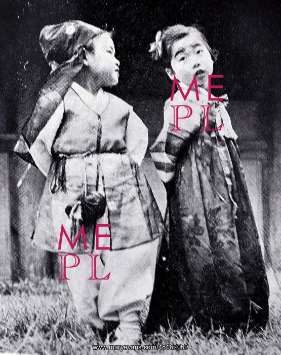 : Children in Traditional Clothes (Hanbok) : Children in Traditional Clothes (Hanbok)