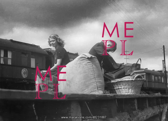 : Children wait on a platform, 1945-1949 : Children wait on a platform, 1945-1949